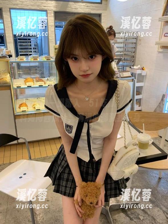 51吃瓜 一脚踏入“51吃瓜”入口,黑料如同西瓜汁,满满的都溅我一身。