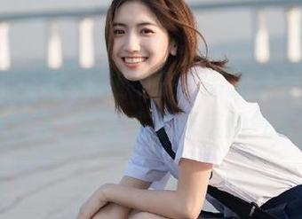 临近中午，游荡在免费吃瓜网站上，完全忘了饭菜的气味。